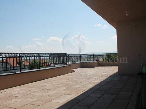 Jap me qira banesen/penthouse 140m2 kati i -V- / Lipjan